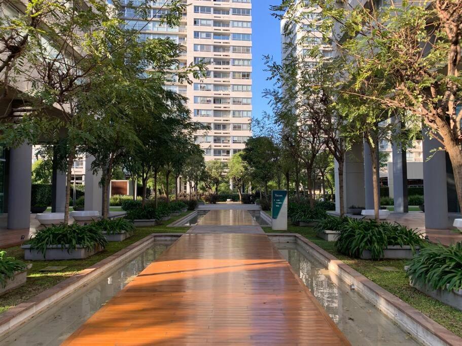 un largo camino en una ciudad con edificios altos en Luxury Apartment V. López en Vicente López