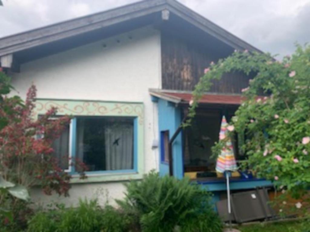 uma casa azul e branca com uma janela em Auszeit Haus em Grassau