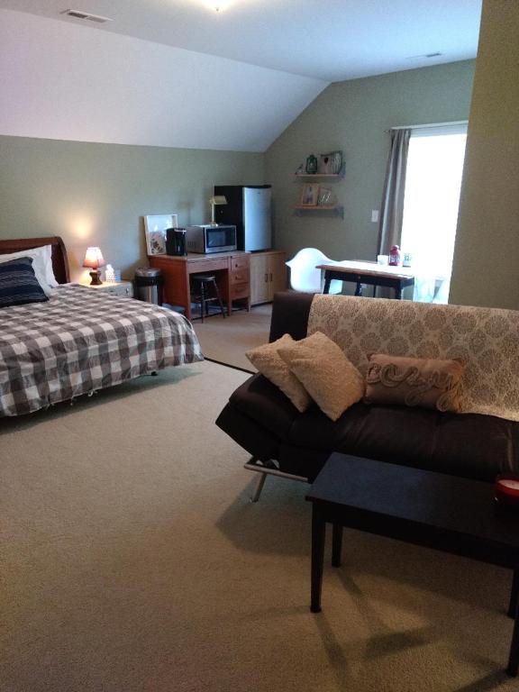 sala de estar con cama y sofá en Private, Spacious Studio Apartment, Bath, Quiet, en Chesapeake