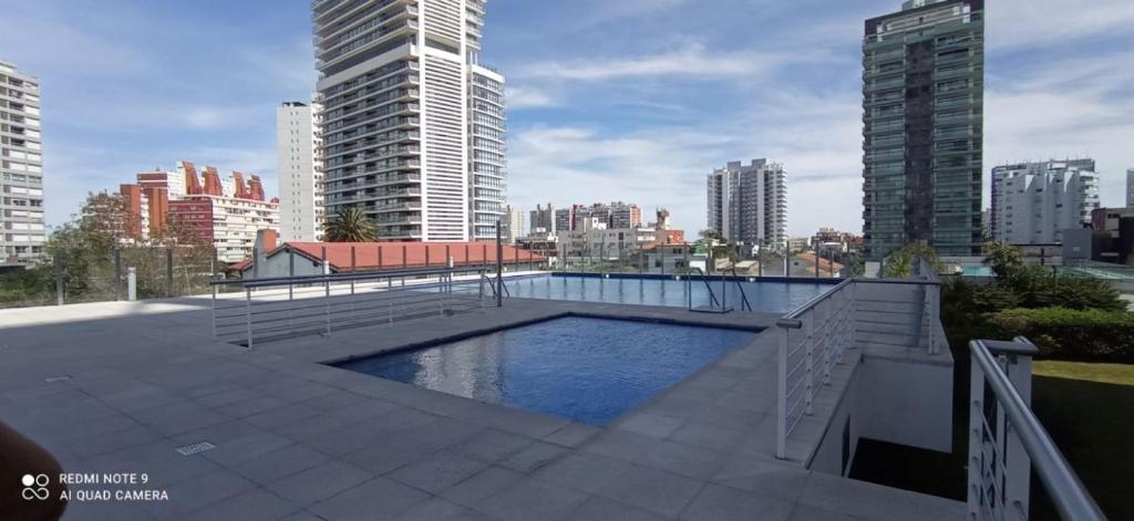 a swimming pool on the roof of a building at Apartamento in Punta del Este