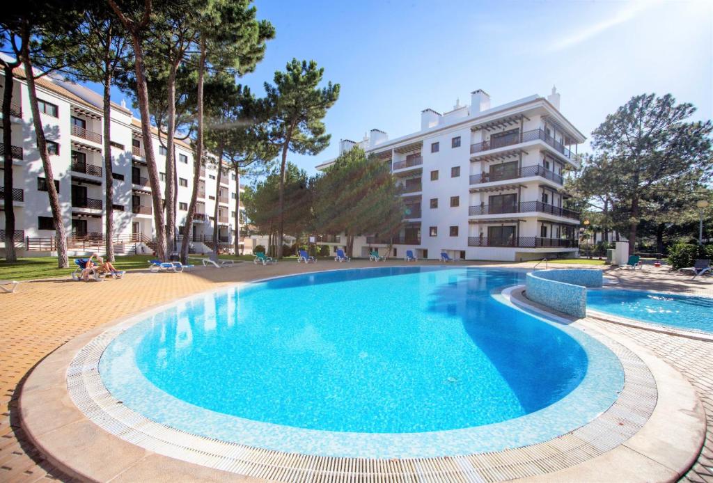 una gran piscina frente a un edificio en T2 Apartment Falesia Beach Albufeira, en Roja- Pé