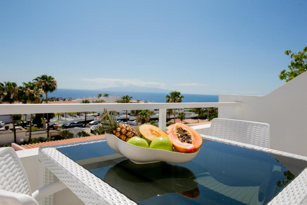 een fruitschaal op een tafel op een balkon bij Studio with sea view in San Eugenio in Adeje