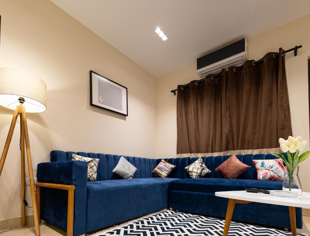 開羅的住宿－Marron studios 5 new，客厅设有蓝色沙发,配有窗户