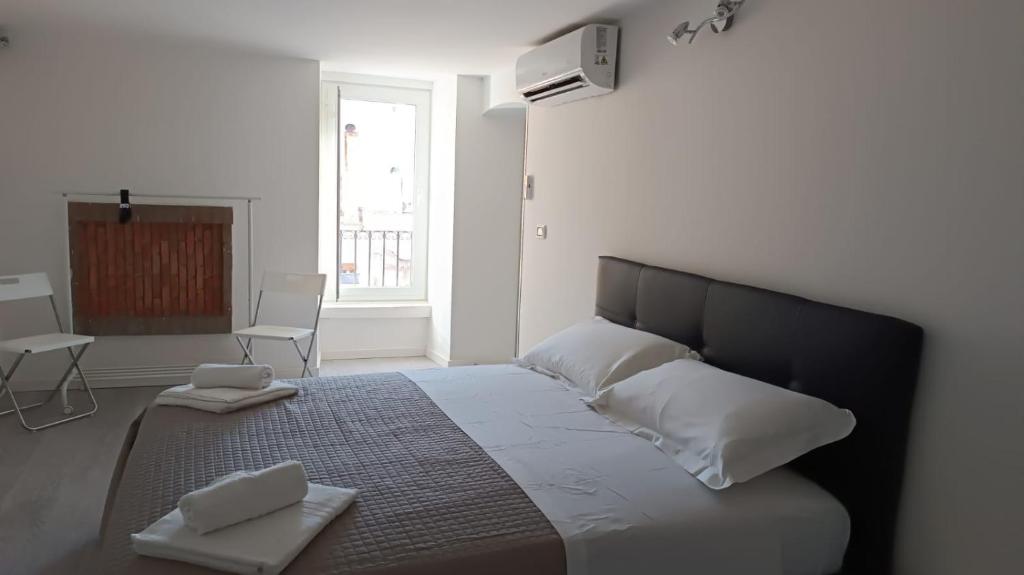 - une chambre avec un grand lit et 2 serviettes dans l'établissement Di Fronzo Guest House T, à Triggiano