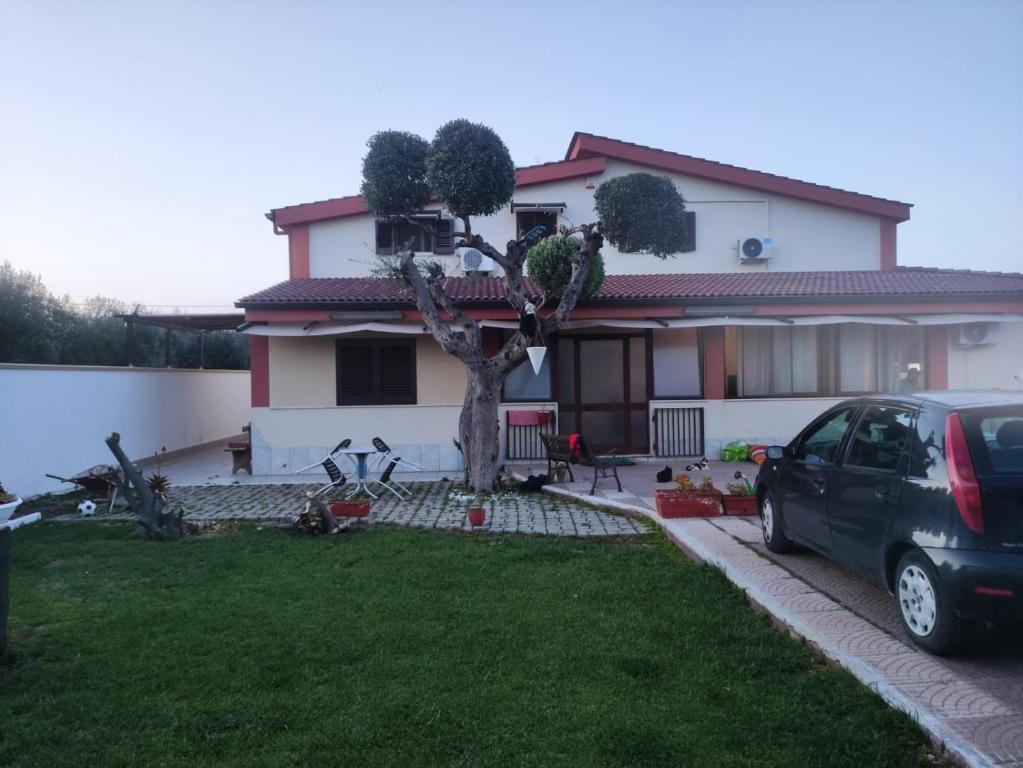 ein Haus mit einem davor geparkt in der Unterkunft Dimora Guaceto in Brindisi