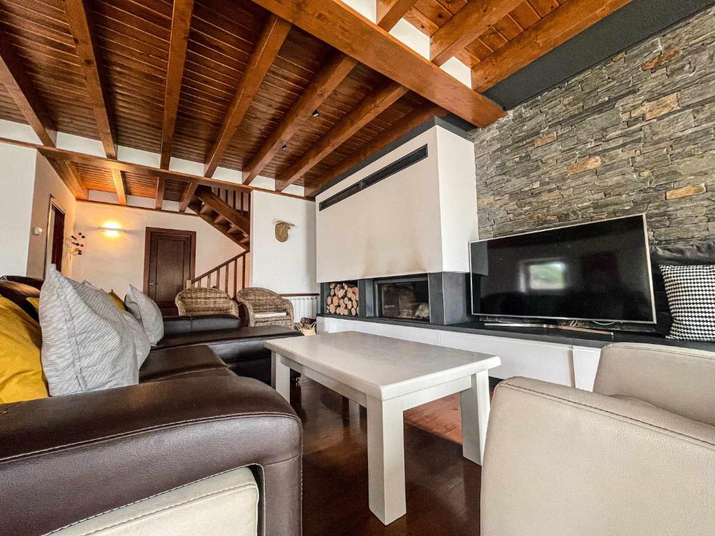 Televízia a/alebo spoločenská miestnosť v ubytovaní Cal Peró Casa de montaña