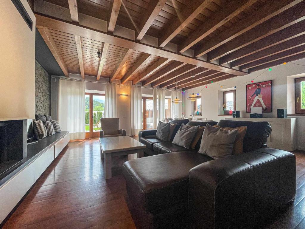Televízia a/alebo spoločenská miestnosť v ubytovaní Cal Peró Casa de montaña