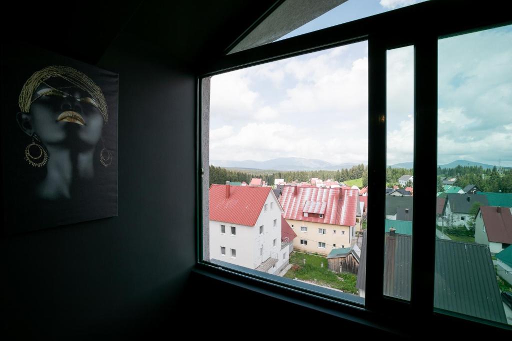 Nespecifikovaný výhled na destinaci Žabljak nebo výhled na město při pohledu z aparthotelu