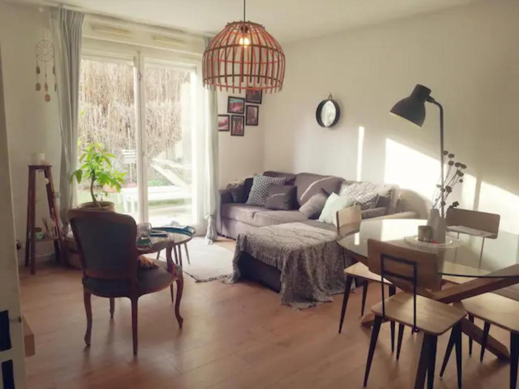 אזור ישיבה ב-Appartement coquet avec jardin privé