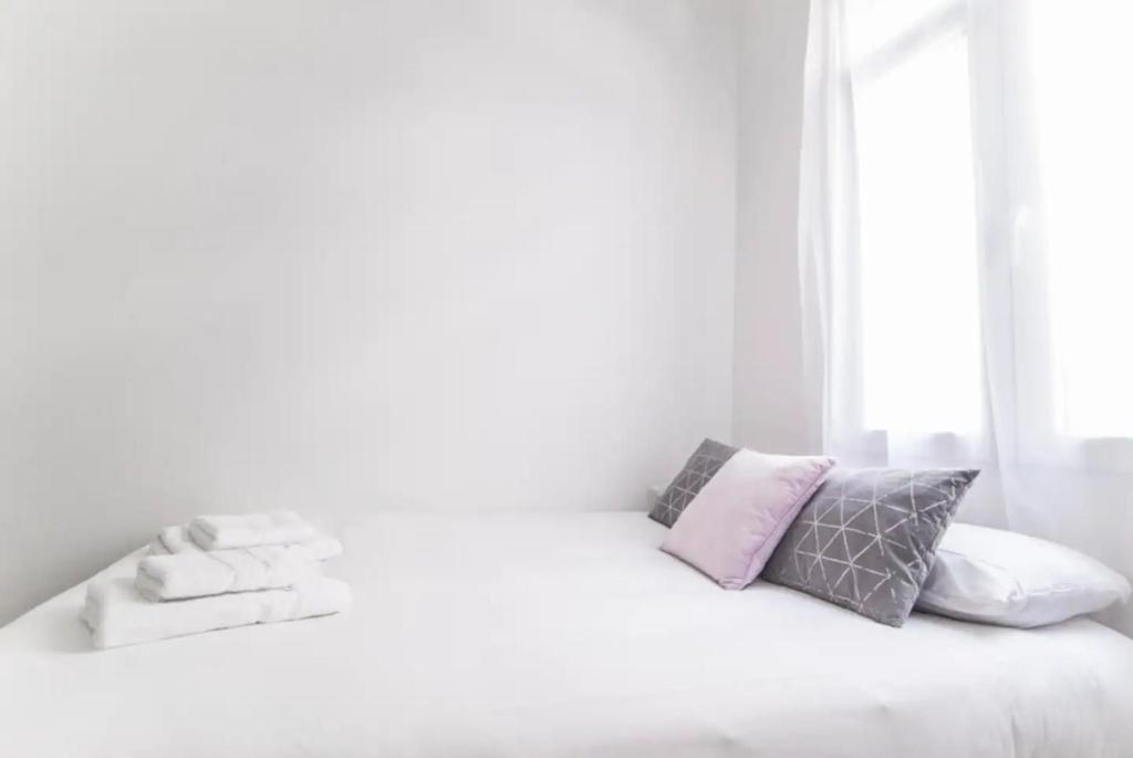 Postel nebo postele na pokoji v ubytování 3Dormitorios 2Baños -Malasaña-VELAR