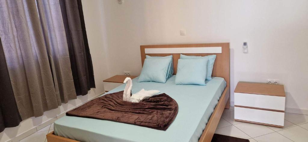 PIMONTAPARTMENTS في سبارجوس: غرفة نوم فيها سرير عليه طير ابيض