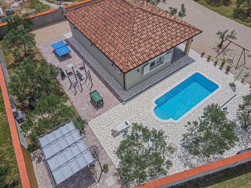 una vista aérea de una piscina y una casa en Holiday Home Intrade, en Velika Čista