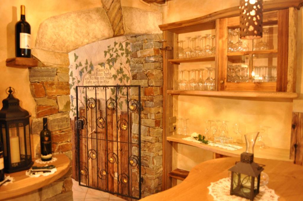 una stanza con un muro in pietra e una porta con occhiali di Hotel Kristall a Maranza