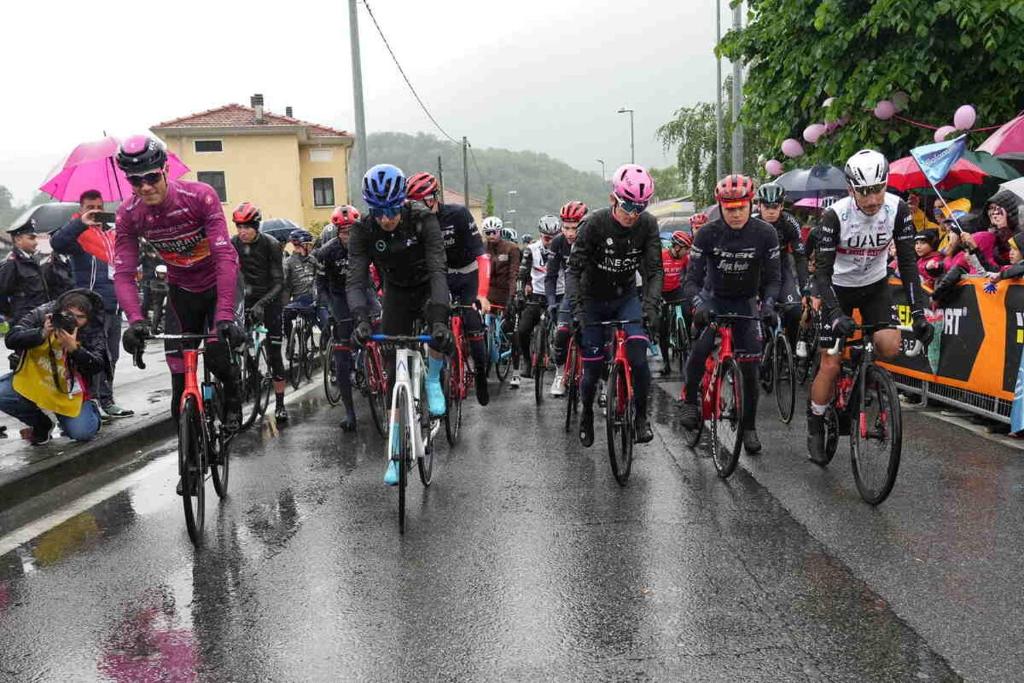 un grupo de personas montando bicicletas bajo la lluvia en HUB counter CITY, en Borgofranco dʼIvrea