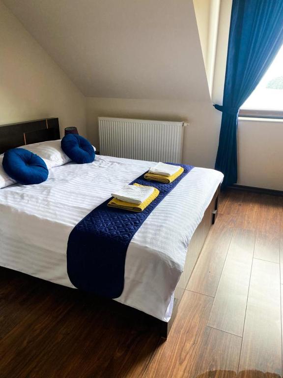 Postel nebo postele na pokoji v ubytování Dom nad Jeziorem