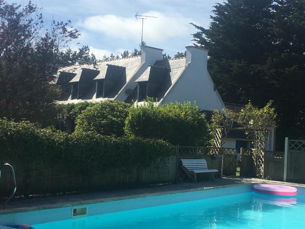 una casa con piscina frente a una casa en La Gentilhommière en Tréffiagat