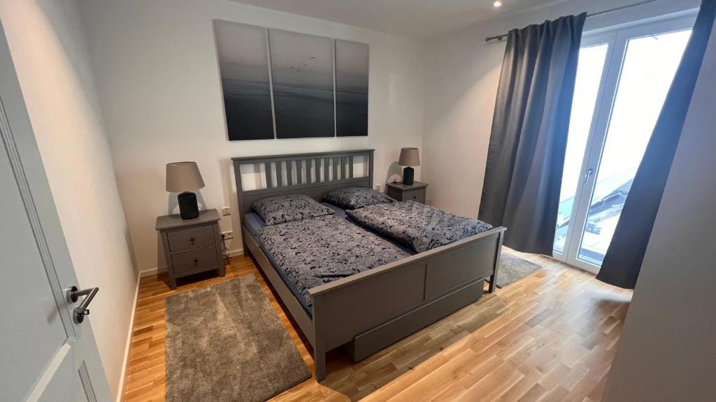 1 dormitorio con cama y ventana grande en Villa Melanie, en Überlingen