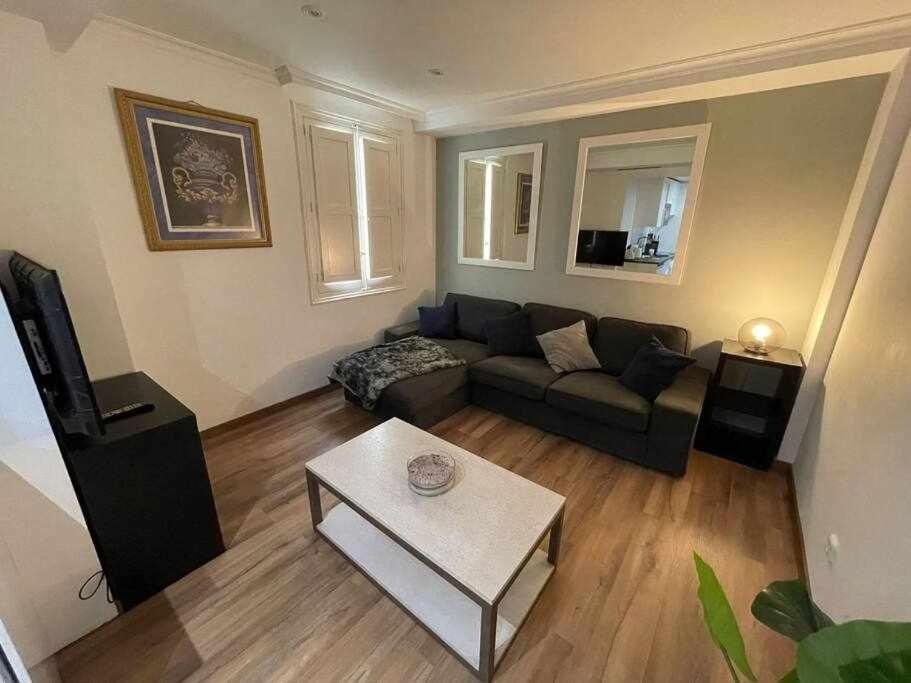 sala de estar con sofá y mesa en Apartamento IV AlcaláRetiro Ideal Parejas, en Madrid