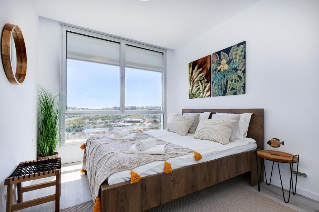 Giường trong phòng chung tại Hillside house- Modern, upscale home w/SEA VIEWS