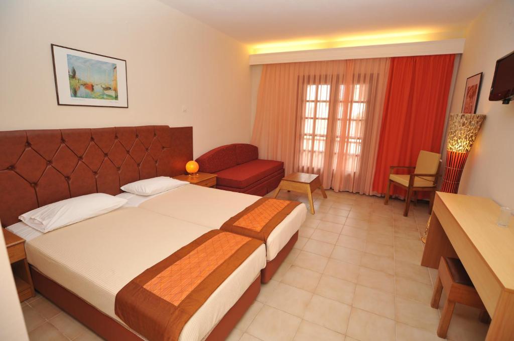 Postel nebo postele na pokoji v ubytování Xenios Possidi Paradise Hotel