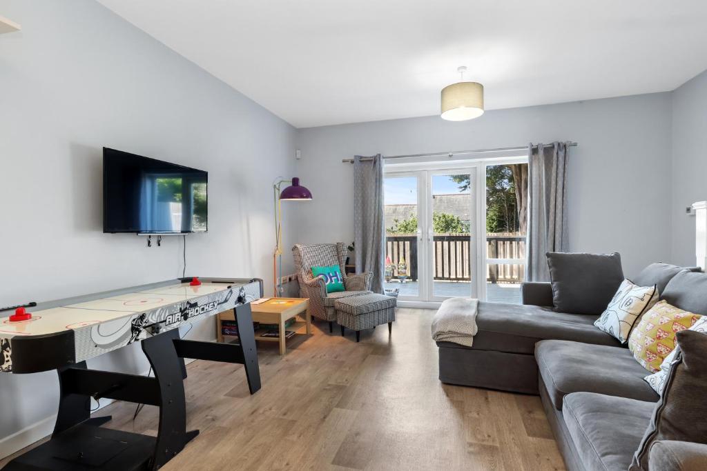 A seating area at Modern Eco House With Parking