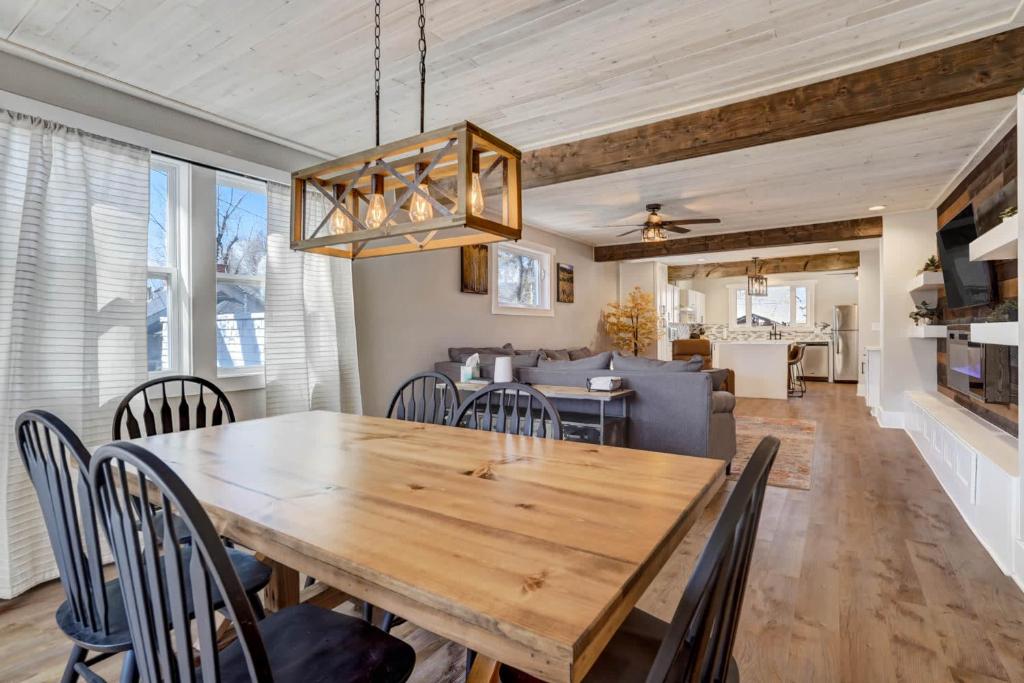 Köök või kööginurk majutusasutuses 3BR Modern w Lg Backyard Mtn Views & Hot Tub