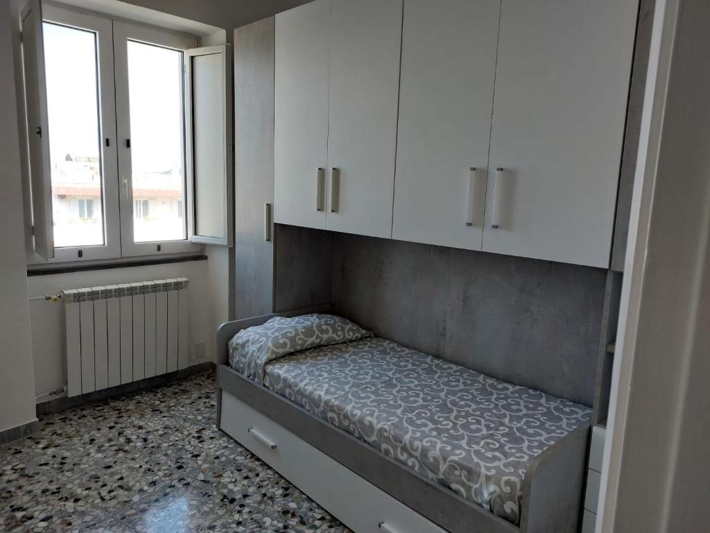 Bett in einem Zimmer mit weißen Schränken in der Unterkunft CASA VACANZE VITTORIA COLONNA in Ischia