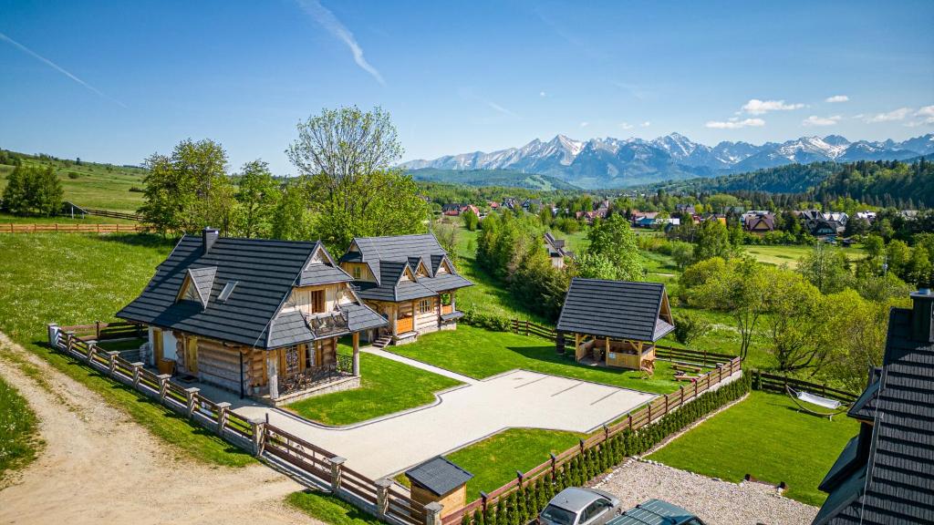 een luchtzicht op een huis met bergen op de achtergrond bij Domki Sarnówka in Czarna Góra