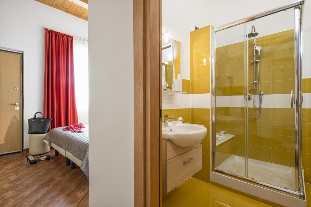 Koupelna v ubytování Simon Hotel