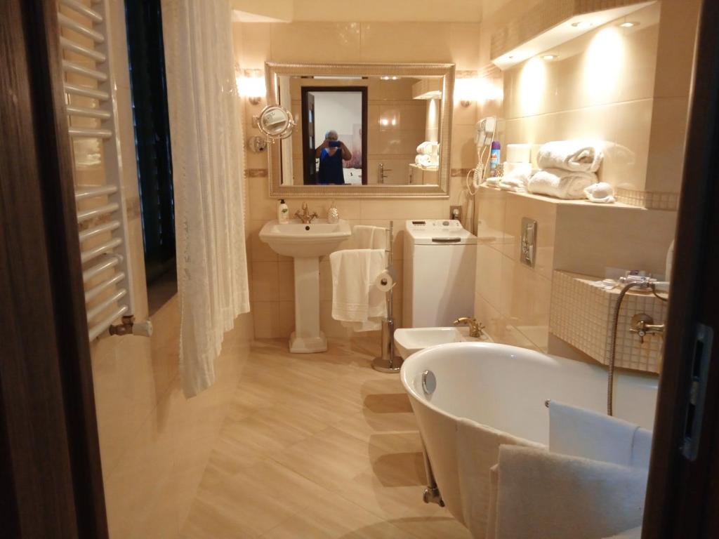 Kúpeľňa v ubytovaní Lavender Hill Hvar Villa - pool, jacuzzi,sauna,BBQ