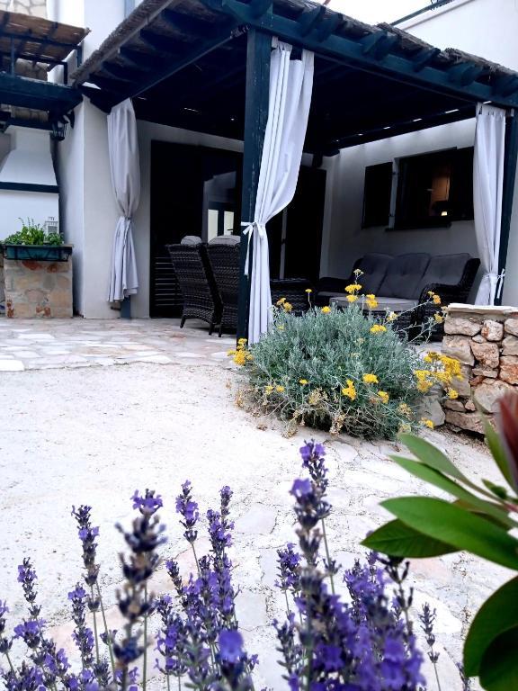 Vonkajšia záhrada v ubytovaní Lavender Hill Hvar Villa - pool, jacuzzi,sauna,BBQ