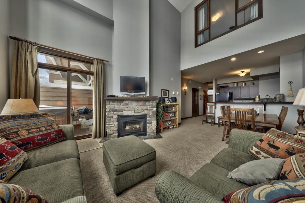 Una sala de estar con un sofá y una chimenea. en Stones Throw #56 By Bear Country, en Sun Peaks