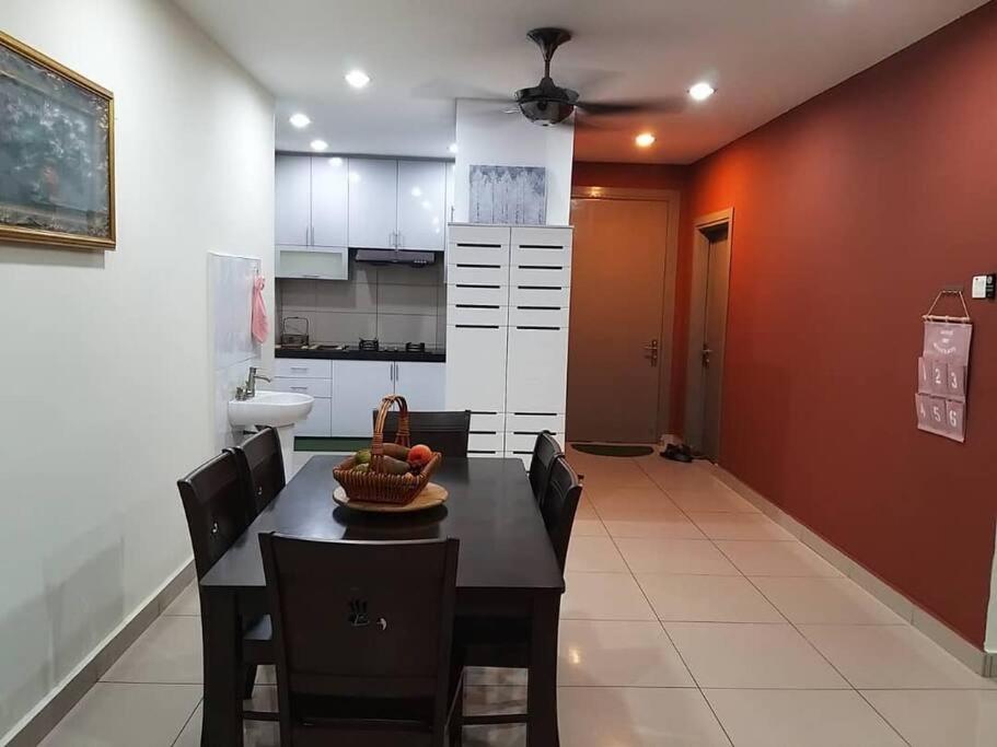 een keuken met een tafel en stoelen in een kamer bij Zetapark, The Loft in Kuala Lumpur