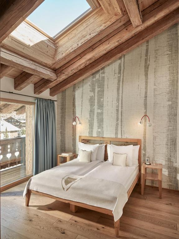 Postel nebo postele na pokoji v ubytování Firefly Luxury Suites