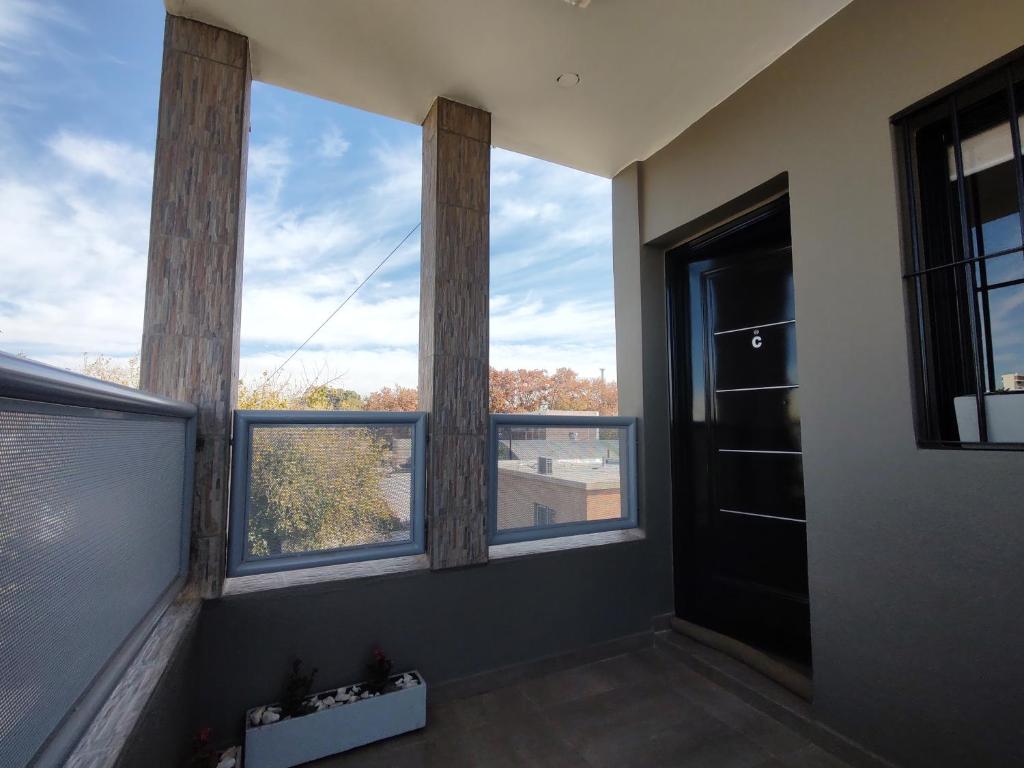 een kamer met drie ramen en een badkamer met uitzicht bij Consorcio España Planta Alta in San Juan