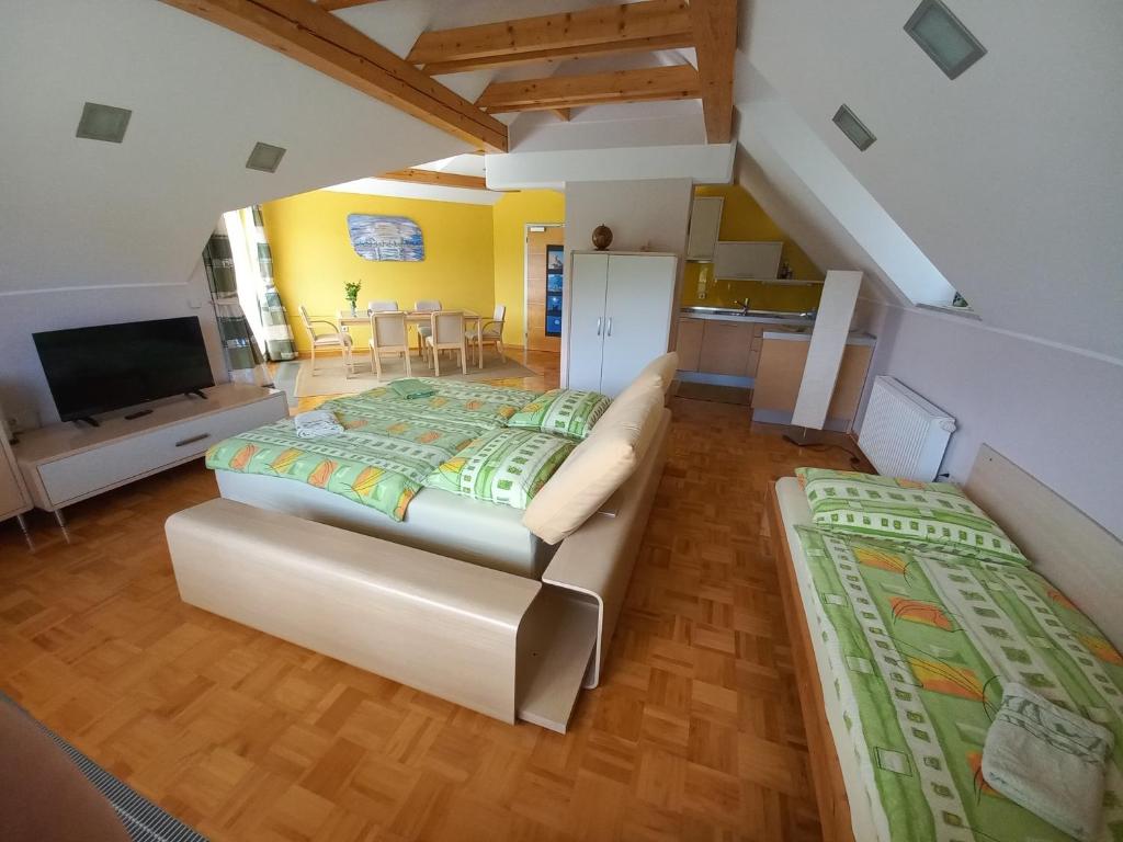 Postel nebo postele na pokoji v ubytování Oriana Studios