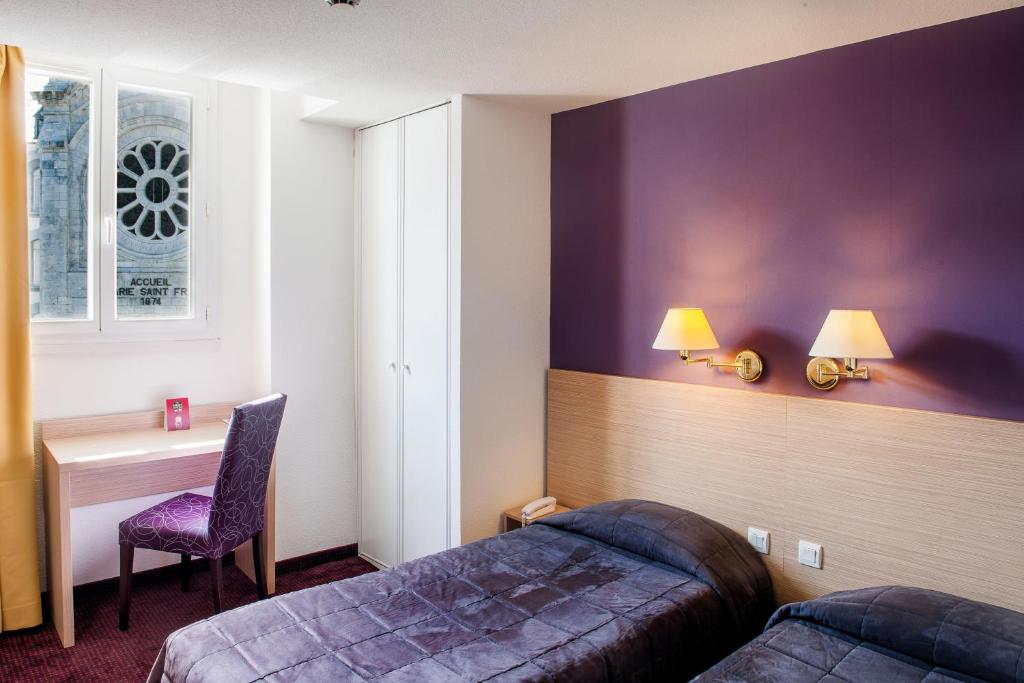 Postel nebo postele na pokoji v ubytování Hôtel Continental