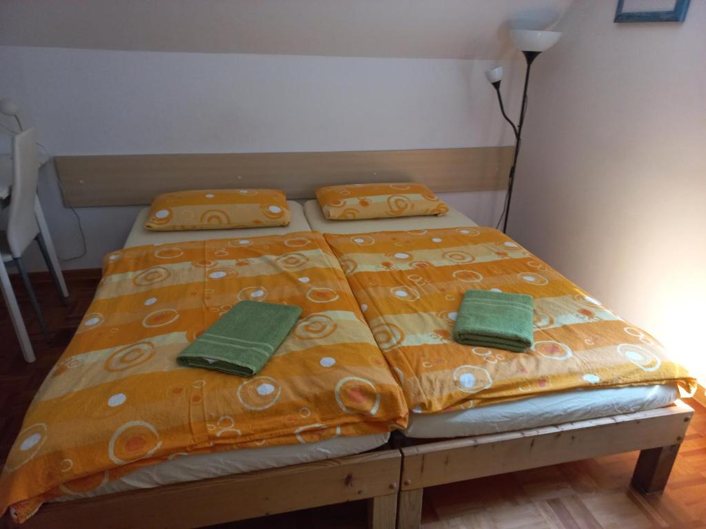 Postel nebo postele na pokoji v ubytování Oriana Studios
