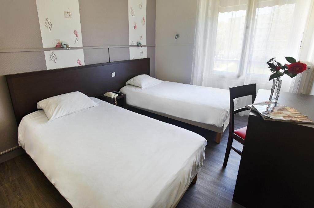 Hotel les Pecheurs - Economy Twin Room With Shared Bathroom And Toilet