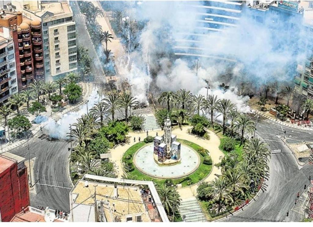 un incendio en una ciudad con humo y un edificio en Riscalito 15, en Alicante