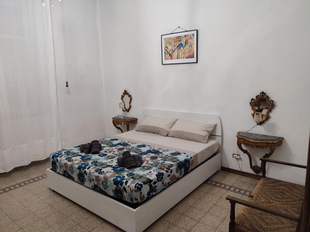 ein Schlafzimmer mit einem Bett in einem Zimmer in der Unterkunft Casa del Ciancio in Palermo