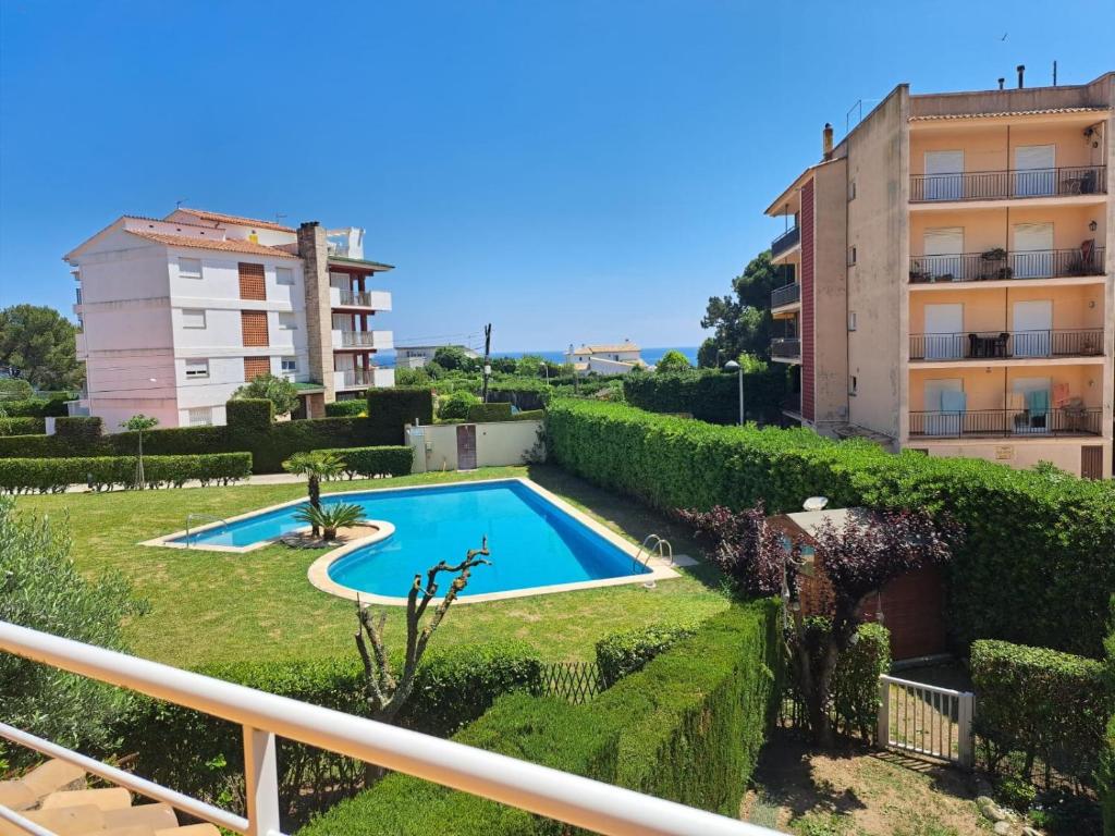 - un balcon avec vue sur la piscine dans l'établissement Casa Mistral, à Palamós
