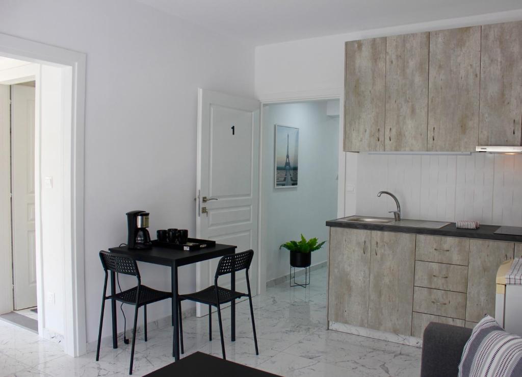 Η κουζίνα ή μικρή κουζίνα στο Amalia Residences