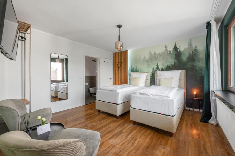 Postel nebo postele na pokoji v ubytování Hotel Zweite Heimat Nürburg