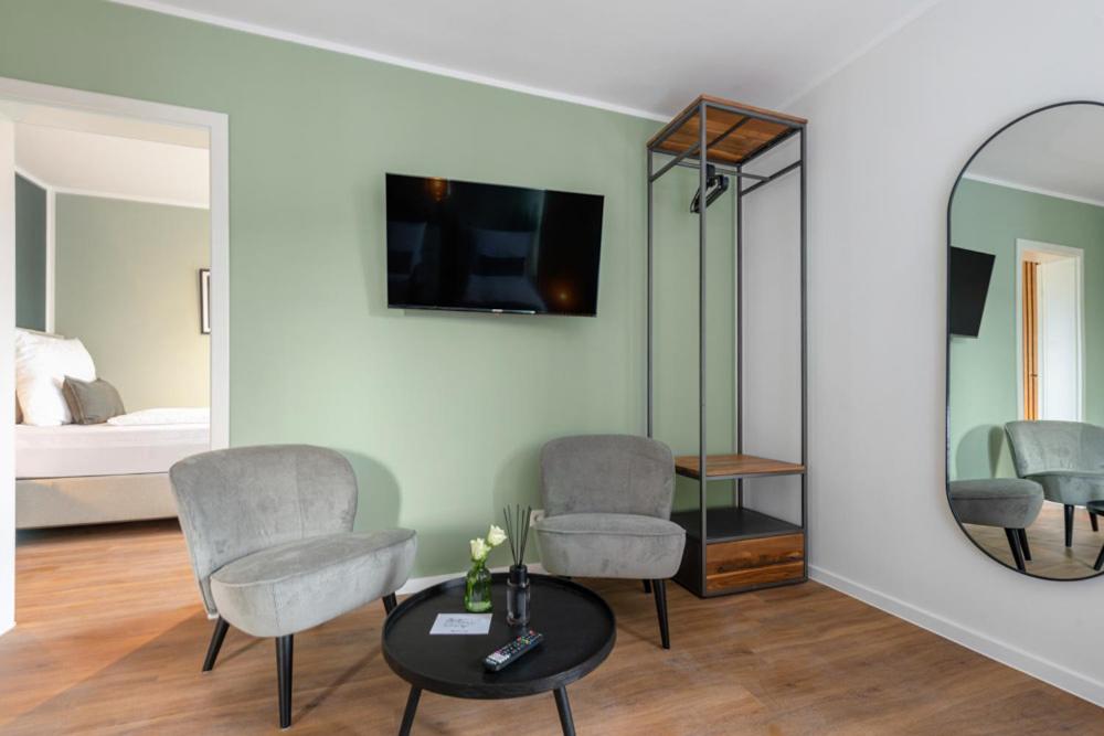 TV a/nebo společenská místnost v ubytování Hotel Zweite Heimat Nürburg