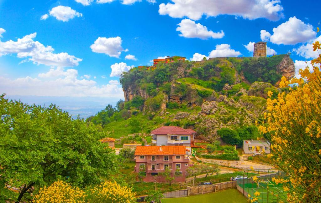 un pueblo en una colina con un castillo en una montaña en Kalaja Inn en Krujë