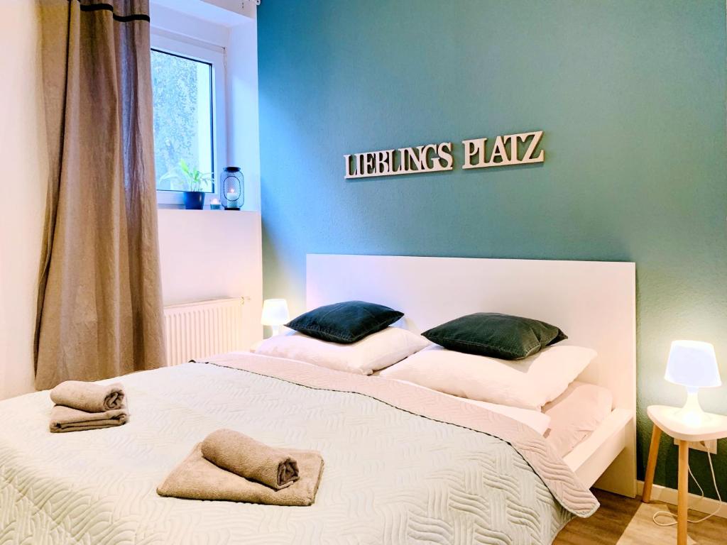 ein Schlafzimmer mit einem großen weißen Bett mit zwei Kissen in der Unterkunft Gemütliche Ferienwohnung am Uniklinikum Leipzig -"Pauli" in Leipzig