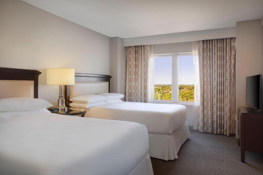 Postel nebo postele na pokoji v ubytování Sheraton Suites Fort Lauderdale West