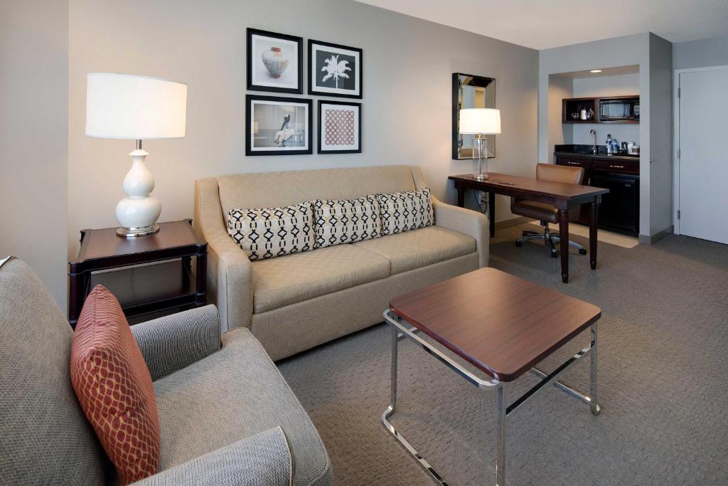 Posezení v ubytování Sheraton Suites Fort Lauderdale West