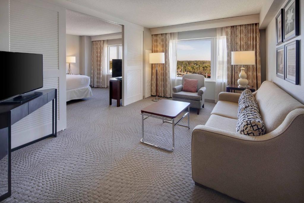 TV a/nebo společenská místnost v ubytování Sheraton Suites Fort Lauderdale West
